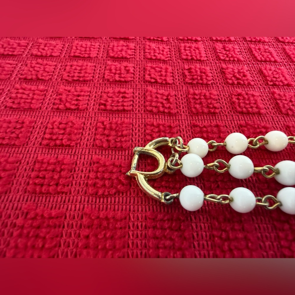 Vintage White Beaded Floral Bracelet Gold Tone Triple Strand Mid Century - Picture 4 of 10